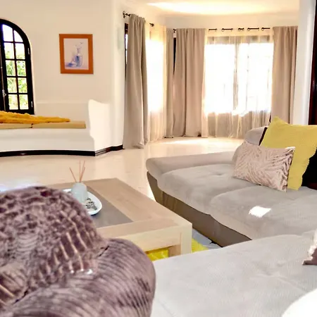 With Private Swimming Pool And Sea Views Nyaraló
